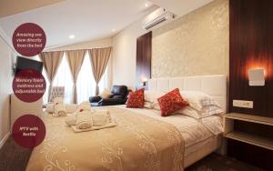 een slaapkamer met een groot bed en handdoeken bij Villa Višnja Prestige in Brela