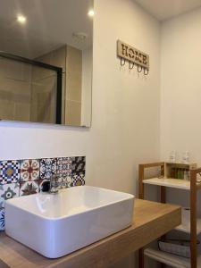 uma casa de banho com um grande lavatório branco numa mesa de madeira em Apartamentos Sureda em Canyamel