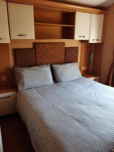 מיטה או מיטות בחדר ב-Port Haverigg Holiday Village