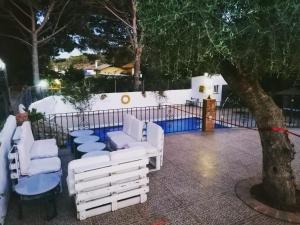 バルバテにあるFinca El Abueloの白い椅子群