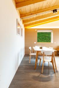 ein Esszimmer mit Tisch und Stühlen in der Unterkunft CieloAstur Complejo Turístico in Linares