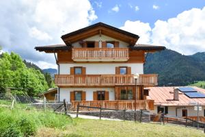 Una casa en las montañas con balcón en Casa Dorich en Pozza di Fassa