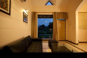 Shri Radha Brij Vasundhara Resort & Spa的休息区
