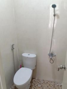 ein Badezimmer mit Toilette und Dusche in der Unterkunft Villa Dean in Batu + 20 Fotos