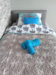 a pair of blue towels laying on a bed at Apartamencik w centrum in Rumia