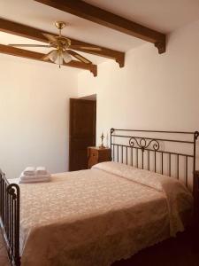 Un pat sau paturi într-o cameră la Villa Le Gemelle Dell'Alcantara