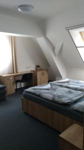 2 Betten in einem Zimmer mit Dachgeschoss in der Unterkunft Penzion Kometa in Pasohlávky