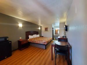 Een bed of bedden in een kamer bij Welcome Inn