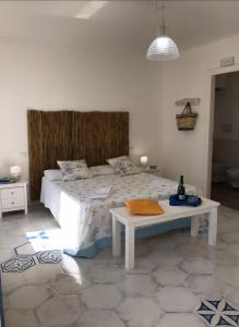 una camera da letto con un letto grande e un tavolo di Le Dimore della Villa dei Sogni a Vulcano Altre 30 foto