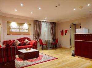 Zona de estar de Al Liwan Suites