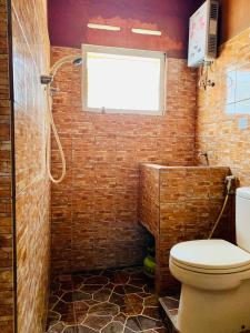 Bilik mandi di Hotel Santoso Batu
