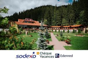 红湖卡库罗苏酒店的建筑前带花园的酒店