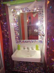 ein Bad mit einem Waschbecken und einem Spiegel in der Unterkunft MAISONETTE Fata Bislacca, calcata in Calcata