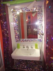 A bathroom at MAISONETTE Fata Bislacca, calcata