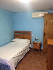 PedrolaにあるPedrolaの青い部屋(ベッド2台、ランプ付きテーブル付)