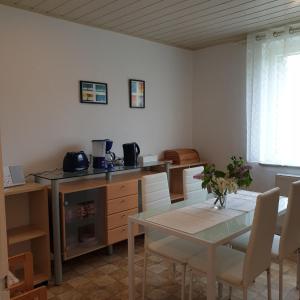 jadalnia ze stołem i krzesłami oraz kuchnia w obiekcie FeWo Zimmermann w mieście Etterwinden