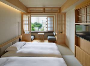 札幌市にあるONSEN RYOKAN 由縁 札幌のベッドと窓のある小さな部屋 +37枚の写真
