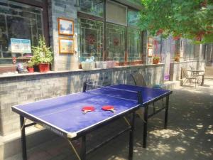 Stalo tenisas apgyvendinimo įstaigoje Beijing Badaling Great Wall Cao’s Courtyard Hostel arba netoliese