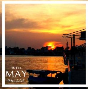 un coucher de soleil sur une étendue d'eau avec les mots que l'hôtel peut prononcer dans l'établissement May Palace Hotel , à Tuxpan