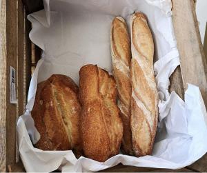 Una caja con tres panes. en Le Refuge Orezza, en Piedicroce