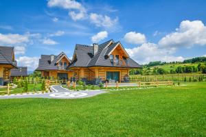 Vonkajšia záhrada v ubytovaní "Osada Guty" - każdy domek posiada prywatne jacuzzi na wyłączność, w cenie pobytu - idealne miejsce na wypoczynek!