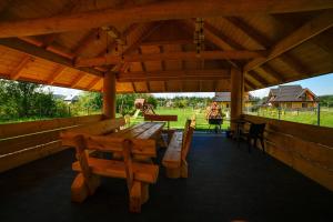 Balkón alebo terasa v ubytovaní "Osada Guty" - każdy domek posiada prywatne jacuzzi na wyłączność, w cenie pobytu - idealne miejsce na wypoczynek!
