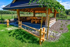 Vonkajšia záhrada v ubytovaní "Osada Guty" - każdy domek posiada prywatne jacuzzi na wyłączność, w cenie pobytu - idealne miejsce na wypoczynek!