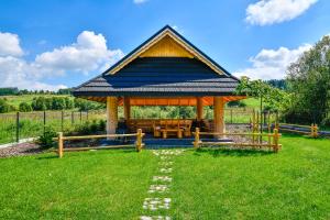 Vonkajšia záhrada v ubytovaní "Osada Guty" - każdy domek posiada prywatne jacuzzi na wyłączność, w cenie pobytu - idealne miejsce na wypoczynek!