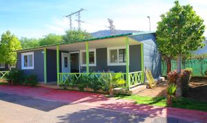 una pequeña casa azul y verde en Atlantica Parc en Taghazout