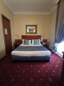 Un pat sau paturi într-o cameră la Hotel Miami