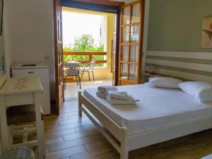 Postel nebo postele na pokoji v ubytování Mikro Βeach Ηotel