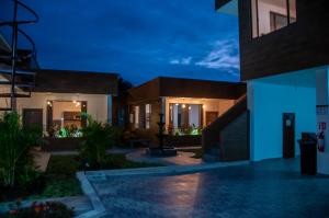 a night view of a house at Toucan Platinum Suites Aparthotel in Mindo
