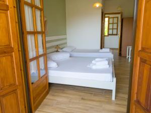 Postel nebo postele na pokoji v ubytování Mikro Βeach Ηotel