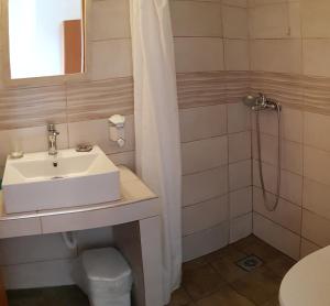 Koupelna v ubytování Mikro Βeach Ηotel