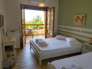 Postel nebo postele na pokoji v ubytování Mikro Βeach Ηotel