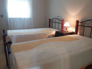 2 bedden in een hotelkamer met een raam bij Encosta S. José -Vale Parra in Albufeira