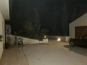 uma garagem à noite com um carro estacionado nela em La Casa nel Verde em Larino