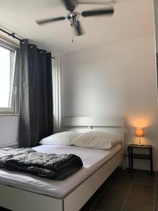 Un pat sau paturi într-o cameră la Downtown Ehrenfeld