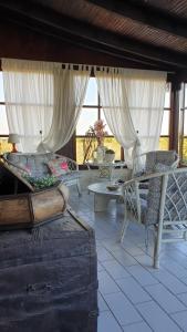 Casa del mare ex Exohiki Katoikia في باراليا كاتيرينّيس: فناء مع طاولة وكراسي وطاولة وكراسي