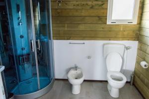 een badkamer met een toilet en een douche bij Policoro Village Hotel in Policoro