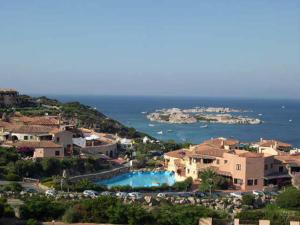 サンタ・テレーザ・ガッルーラにあるVillaggio la Marmorataのプールと海を望むリゾートです。