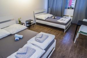 Zimmer mit 2 Betten und einem Tisch in der Unterkunft FeWo Köln in Köln