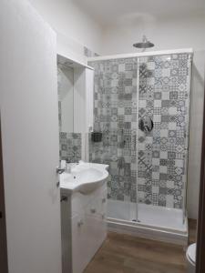 W łazience znajduje się umywalka i prysznic. w obiekcie andri.trastevere w Rzymie