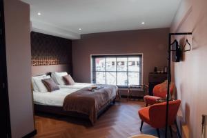 Llit o llits en una habitació de Harbour Suites Boutique Hotel