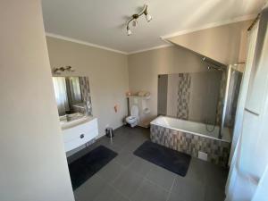 Kylpyhuone majoituspaikassa Alexia Rooms