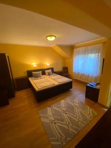 Кровать или кровати в номере Alexia Rooms
