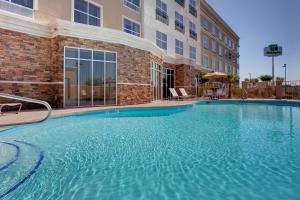 בריכת השחייה שנמצאת ב-Holiday Inn Yuma, an IHG Hotel או באזור