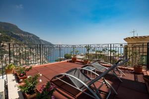 un balcón con vista al mar en Casa Alessandra - De Vivo Realty Positano, en Positano