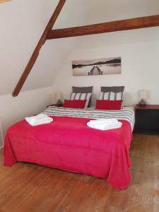 two beds in a room with a red blanket at HosHelle in Ribe