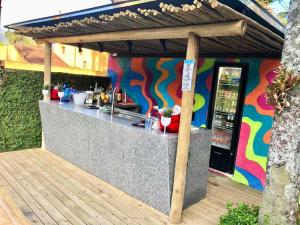 un bar en plein air avec un toit-terrasse dans l'établissement Pousada Refúgio de Maresias, à Maresias